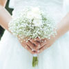 Brautstrauß aus Schleierkraut und weißen Rosen.